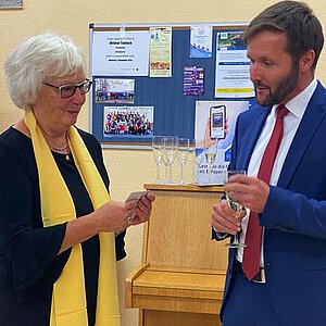 Über eine Spende freuen sich alle Sängerinnen vom Frauenchor Taubach e. V. Übergabe einer Spende durch Taubachs Ortsteilbürgermeister Thoralf Canis