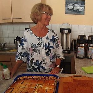 „Heute feiern wir Geburtstag, darum singen wir ein Lied ...“ Kuchenbuffet einer Geburtstagsrunde im Vereinsraum